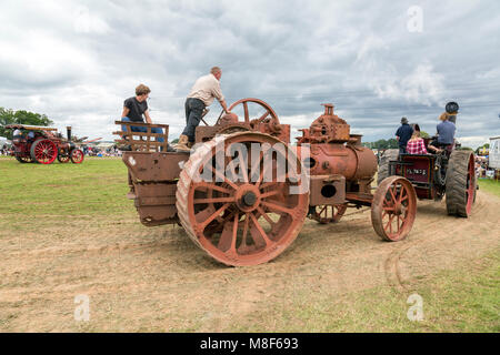 Eine teilweise restauriert Zugmaschine in der Anzeige Ring 2017 Norton Fitzwarren Steam Rally, Somerset, England, Großbritannien Stockfoto