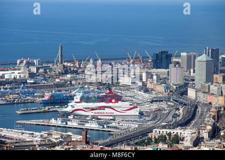 Genua (Genova) ITALIEN, Juli 4, 2017 - Luftbild von Genua, Italien, den Hafen mit dem Causeway, Italien, Europa Stockfoto