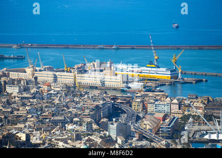 Genua (Genova) ITALIEN, Juli 4, 2017 - Luftbild von Genua, Italien, den Hafen mit dem Causeway, Italien, Europa Stockfoto