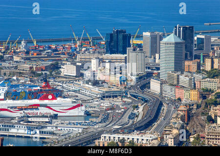 Genua (Genova) ITALIEN, Juli 4, 2017 - Luftbild von Genua, Italien, den Hafen mit dem Causeway, Italien, Europa Stockfoto