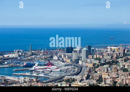 Genua (Genova) ITALIEN, Juli 4, 2017 - Luftbild von Genua, Italien, den Hafen mit dem Causeway, Italien, Europa Stockfoto