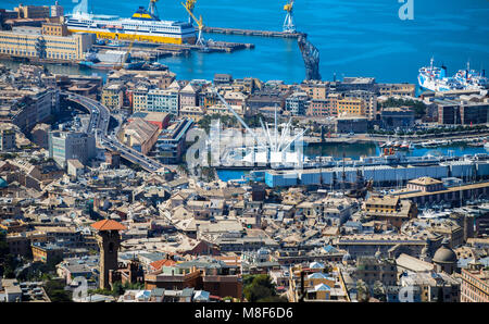 Genua (Genova) ITALIEN, Juli 4, 2017 - Luftbild von Genua, Italien, den Hafen mit dem Causeway, Italien, Europa Stockfoto