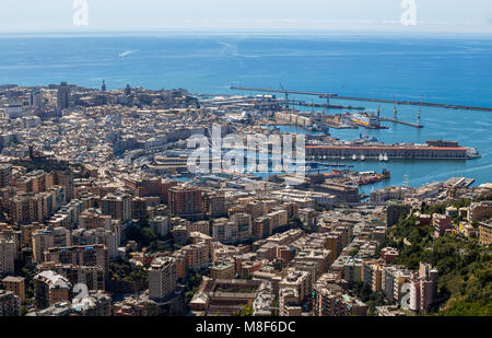 Genua (Genova) ITALIEN, Juli 4, 2017 - Luftbild von Genua, Italien, den Hafen mit dem Causeway, Italien, Europa Stockfoto