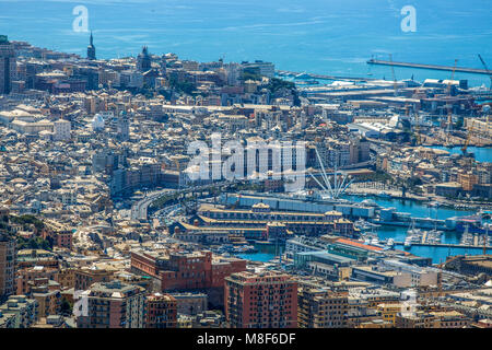 Genua (Genova) ITALIEN, Juli 4, 2017 - Luftbild von Genua, Italien, den Hafen mit dem Causeway, Italien, Europa Stockfoto