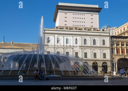 Genua (Genova), Italien - Juli 6, 2017 - Blick auf De Ferrari in Genua, dem Herzen der Stadt, mit dem Brunnen in der Mitte. Stockfoto