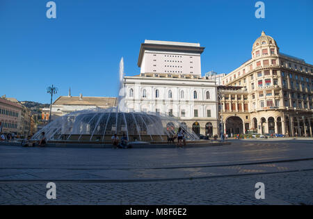 Genua (Genova), Italien - Juli 6, 2017 - Blick auf De Ferrari in Genua, dem Herzen der Stadt, mit dem Brunnen in der Mitte. Stockfoto