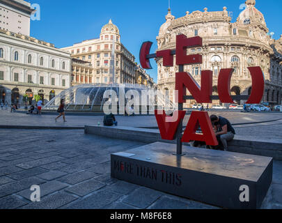 Genua (Genova), Italien - Juli 6, 2017 - Blick auf De Ferrari in Genua, dem Herzen der Stadt, mit dem Brunnen in der Mitte. Stockfoto