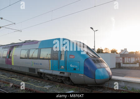 Nantes, Frankreich, 19. November 2017: SNCF TER Zug neben Plattform am Morgen bei Sonnenaufgang un Stockfoto