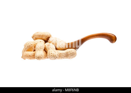 Getrocknete Erdnüsse in der Löffel aus Holz, auf weißem Hintergrund. Stockfoto