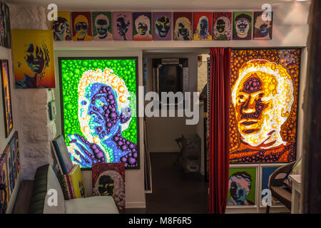 Eze, Frankreich, 22. Februar 2015 - Schöne Bilder und Portrait Bilder in einem Shop in dem kleinen Dorf Eze, Provence, Frankreich, Europa Stockfoto