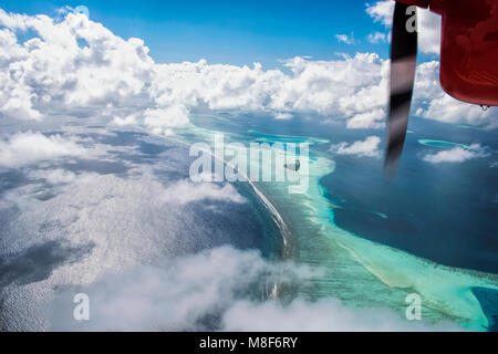 Luftaufnahme von einem Wasserflugzeug fliegen über die wunderschönen tropischen Malediven Insel für Urlaub Hintergrund Stockfoto