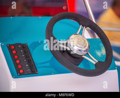 Armaturenbrett und Lenkrad von einem Motorboot Cockpit (Yacht-Brücke) Stockfoto