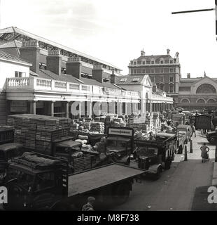 1950er Jahre, historische Bild zeigt allgemeine Aktivität außerhalb der berühmten Covent Garden Großmarkt für Obst und Gemüse in Central London, England, UK. Stockfoto