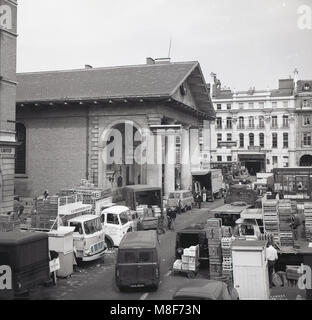 1950er Jahre, historische Bild Händler Fahrzeuge bis draußen geparkt von St Paul's Kirche in Bedford Street, an der berühmten Covent Garden Großmarkt für Obst und Gemüse in Central London, England, UK. Stockfoto