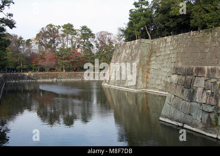 Anzeigen von Graben und Mauern, das Schloss Nijo, Kyoto, Japan Stockfoto