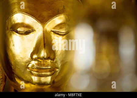 Buddhas Reliquien und Golden Buddha im Wat Phra Ubosot Borommathat Chaiya Chaiya Tempel Bezirk in Surat Thani, Thailand Stockfoto