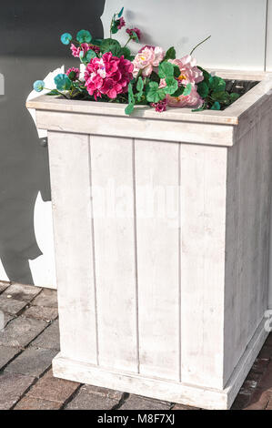 Holz- weiß Pflanzmaschine mit Blumen auf der Oberseite Stockfoto