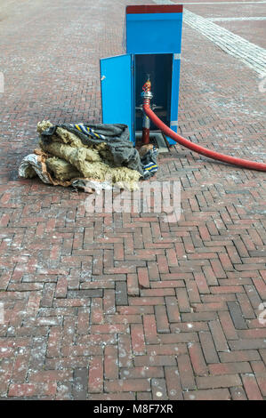 Eine angeschlossene Hydranten mit Schlauch und im Vordergrund Dämmung Stockfoto