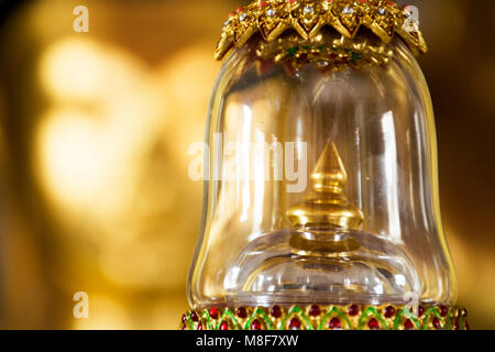 Buddhas Reliquien und Golden Buddha im Wat Phra Ubosot Borommathat Chaiya Chaiya Tempel Bezirk in Surat Thani, Thailand Stockfoto