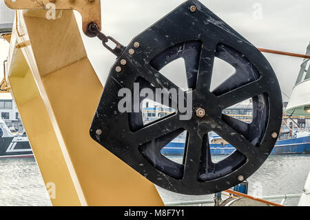 Ein großes Fischernetz Rad hängen auf dem Deck eines niederländischen Schiff Stockfoto