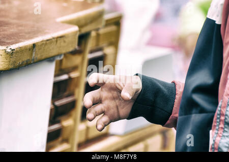 Die Hand eines Mannes macht eine ergreifende Geste Stockfoto