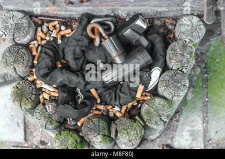 Fahrradschloss in einem Aschenbecher liegen im Außenbereich Stockfoto