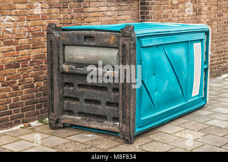 Gefallenen Eco WC-Einheit liegen auf der Straße Stockfoto