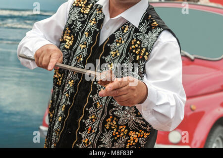 Hand ein Eis Verkäufer füllt ein Eis Stockfoto