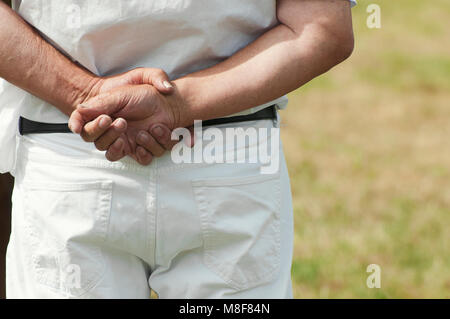 Ein Mann mit den Händen auf dem Rücken Stockfoto