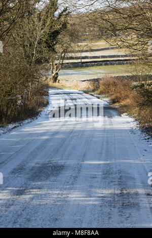 Vereisten Straße während des Tieres aus dem Osten Frost warton Crag, Lancashire, Großbritannien Stockfoto