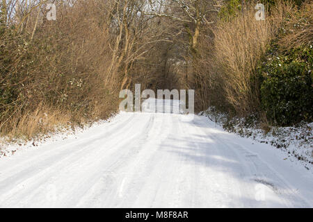 Vereisten Straße während des Tieres aus dem Osten Frost warton Crag, Lancashire, Großbritannien Stockfoto