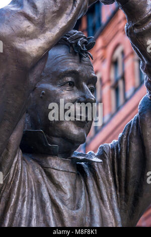 Statue zu Brian Clough OBE mit Blick auf den Marktplatz Nottingham, Nottinghamshire England Stockfoto