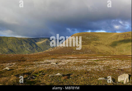 Absteigend vom Loch Brandy und weitere, die das Tal in Richtung Corrie Gebühr, mit dunklen Wolken bedrohlich regen. Stockfoto