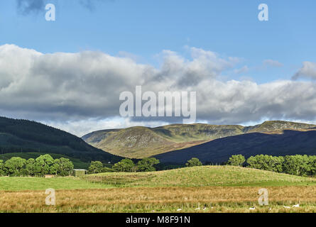 Blick nach Westen bis Glen Clova, in der Angus Glens aus dem Tal, mit Wolken Erstellen von Licht und Schatten auf das Tal Seiten. Stockfoto