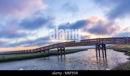 Fußgängerbrücke über Newark Slough an der Don Edwards San Francisco Bay National Wildlife Refuge Stockfoto