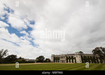 Goodwood House auf dem Goodwood Estate an einem Frühlingstag in der Nähe von Chichester, West Sussex, Großbritannien Stockfoto