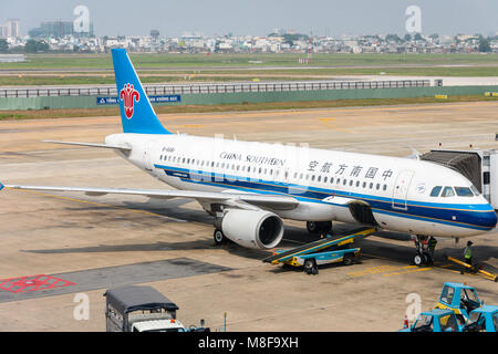 China Southern Airlines A320 im Korridor, Ho Chi Minh International Airport, Ho Chi Minh City, Vietnam Stockfoto