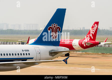 China Southern Airlines A320 und Air Asia A320, Ho Chi Minh International Airport, Ho Chi Minh City, Vietnam Stockfoto