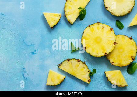 Frische Scheibe Ananas auf Stein oder Schiefer mit kopieren. Essen Konzept. Ansicht von oben flach Hintergrund. Stockfoto