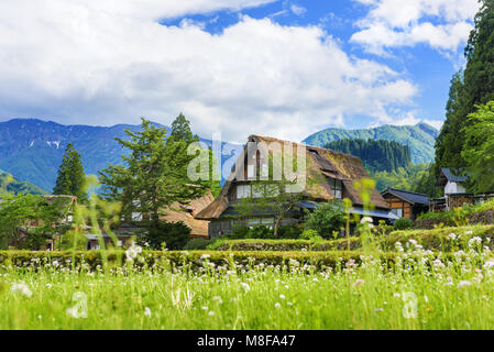 Gassho - Gassho-zukuri Häuser in Gokayama Dorf. Gokayama wurde von der UNESCO in die Liste des Erbes der Welt wegen seiner traditionellen Gassho - Gassho-zukuri Häuser eingeschrieben worden, ein Stockfoto