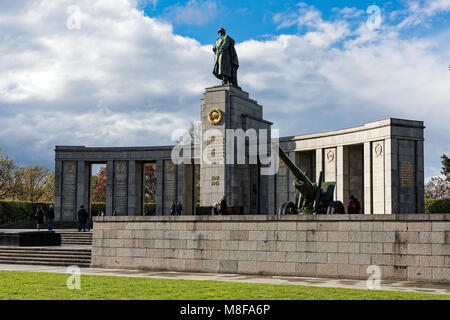 Touristen besuchen das sowjetische Kriegerdenkmal am 16. April 2017 in Berlin, Deutschland. Stockfoto