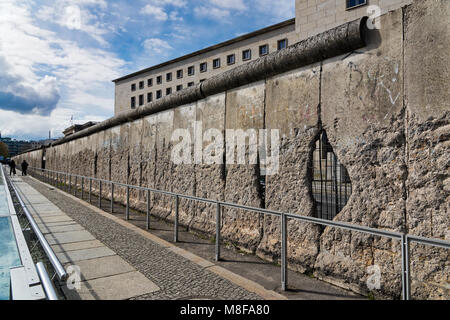 Teil der berüchtigten Berliner Mauer an der Topographie des Terrors, einen Außen- und einen Innenpool history Museum am 19. April 2017 in Berlin, Deutschland. Stockfoto