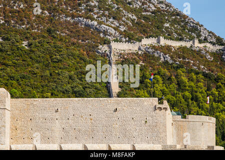 Mächtige Mauern und Türmen über die Halbinsel läuft, Ansicht der Stadt von Ston auf der Halbinsel Peljesac in der kroatischen Kvarner Stockfoto