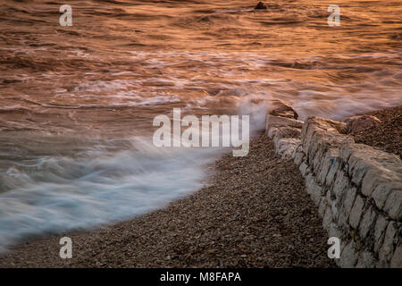 Die Sonne scheint, das Meer an der Küste mit einem Kieselstrand, Kroatien Stockfoto