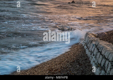 Die Sonne scheint, das Meer an der Küste mit einem Kieselstrand, Kroatien Stockfoto