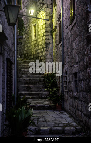 Nacht Blick auf die alten engen Gassen von Orebic auf der Halbinsel Peljesac in der kroatischen Kvarner Stockfoto