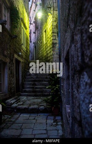 Nacht Blick auf die alten engen Gassen von Orebic auf der Halbinsel Peljesac in der kroatischen Kvarner Stockfoto
