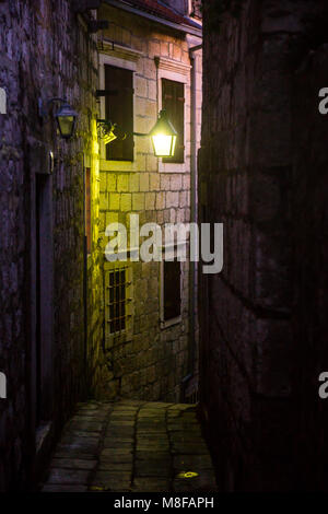 Nacht Blick auf die alten engen Gassen von Orebic auf der Halbinsel Peljesac in der kroatischen Kvarner Stockfoto