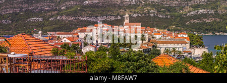 Blick auf den malerischen historischen und befestigten Hafen Stadt Korcula in der Adria Stockfoto