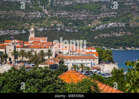 Blick auf den malerischen historischen und befestigten Hafen Stadt Korcula in der Adria Stockfoto